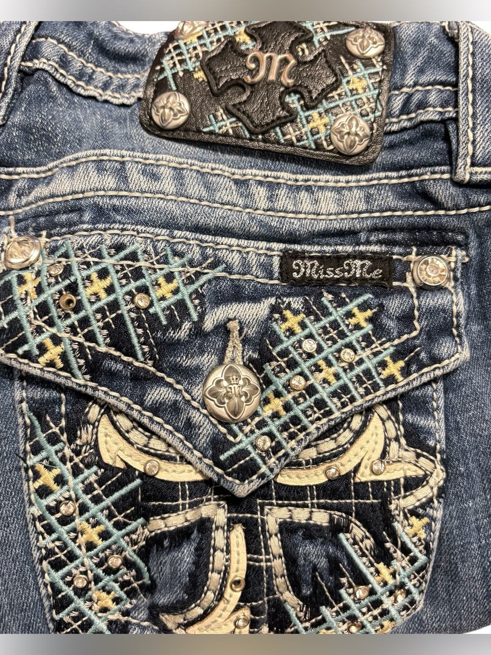 Miss Me Women’s size 30 Denim Blue Jeans with Cream & Light Blue Embroidery